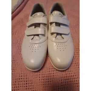 SAS shoes woman USA made size 8.5 hook and loop closure SEE DESCRIPTION EUC